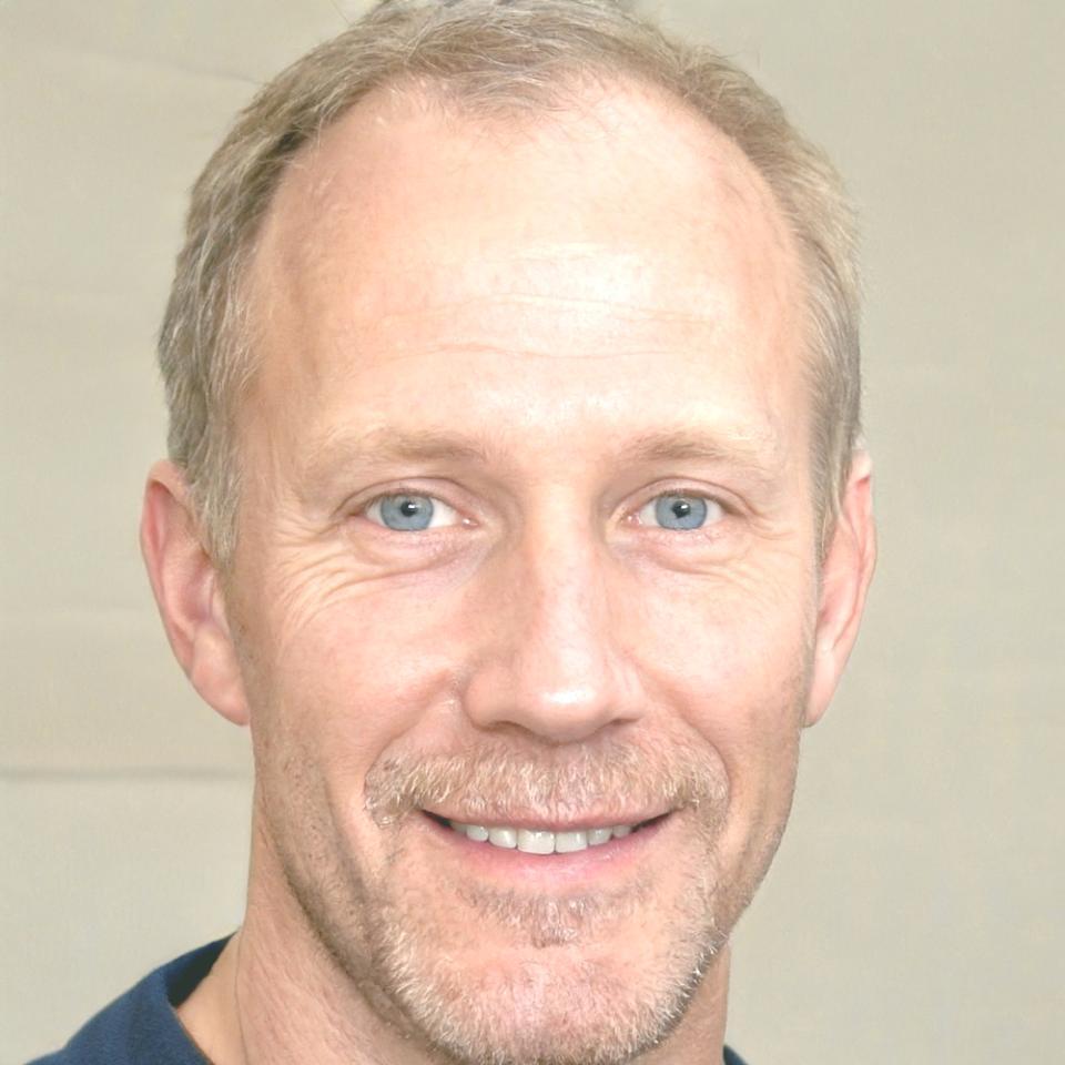 Carlos Mendez, Senior Financial Advisor